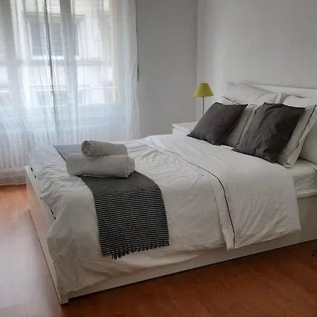 3 Minutes Walking From Train Station Apartmán *